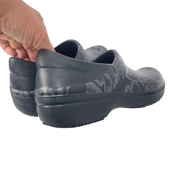 Crocs Professional Clogs Womens Size 7 Black Floral Pattern Slip-Resistant - Picture 8 of 12